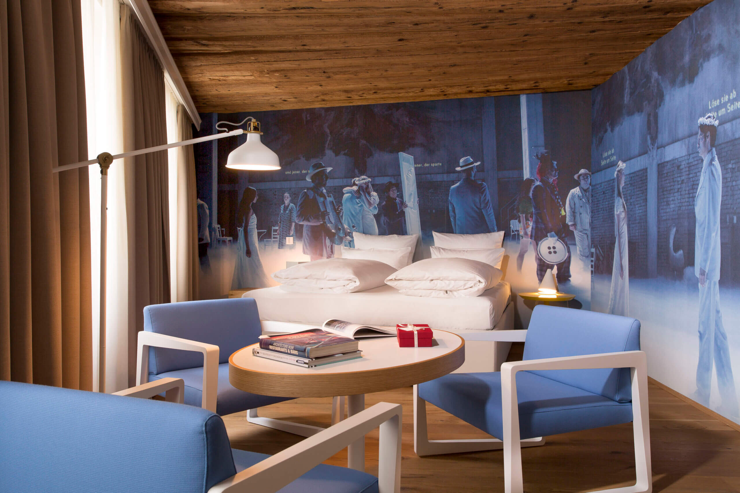 Altstadthotel Goldgasse mit einzigartigen Motiven der Salzburger Festspiele.